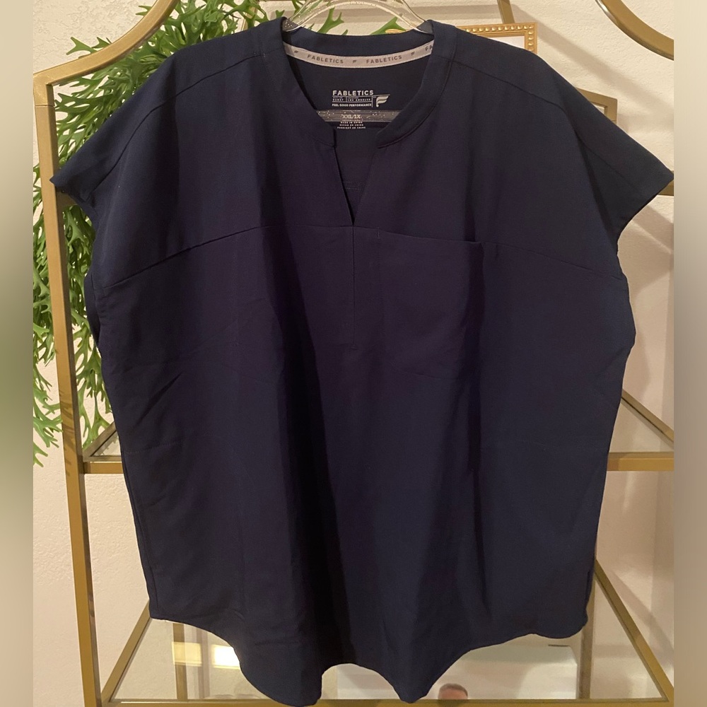 NWOT fabletics navy scrub top 3 pocket XXL/1X